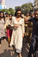Deepika Padukone visits Siddhivinayak Temple in Mumbai on 15th Nov 2013